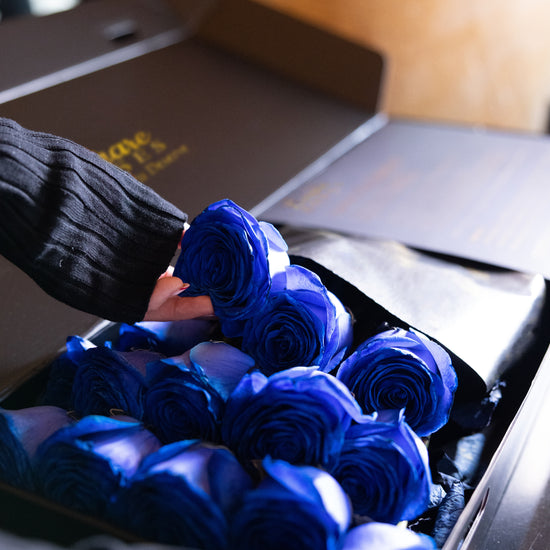 Luxury Fresh Blue Roses UK - Signature Blue Rose Box